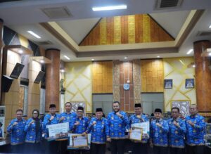 Walikota Padang Fadli Amran memimpin rapat evaluasi OPD Pemko Padang, Senin (17/11).(Foto: Ist)