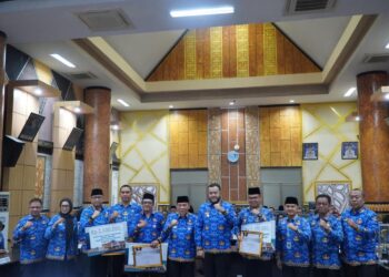 Walikota Padang Fadli Amran memimpin rapat evaluasi OPD Pemko Padang, Senin (17/11).(Foto: Ist)
