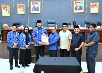 Penyerahan Ranperda Menjadi Perda Kepada Pimpinan DPRD Kota Padang.