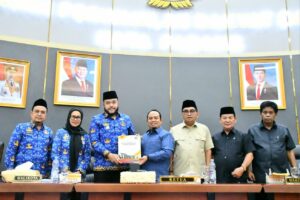Pemerintah Kota (Pemko) Padang bersama DPRD Kota Padang resmi,  menyetujui dua Rancangan Peraturan Daerah (Ranperda) strategis untuk menjadi Perda dalam Sidang  Paripurna yang dipimpin Ketua DPRD Kota Padang Muharlion, Senin (17/11).(Foto:Ist)