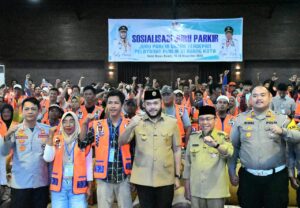 Wali Kota Padang Fadly Amran,   secara resmi  membuka kegiatan Sosialisasi Juru Parkir Kota Padang yang digelar di Hotel Ocean Beach, Selasa (18/11).(Foto: Ist)
