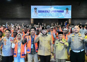 Wali Kota Padang Fadly Amran, secara resmi membuka kegiatan Sosialisasi Juru Parkir Kota Padang yang digelar di Hotel Ocean Beach, Selasa (18/11).(Foto: Ist)