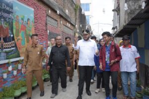 Wali Kota Padang Fadly Amran meninjau,  pelaksanaan Verifikasi Lapangan Penilaian Padang Rancak Award Lomba Kebersihan dan Keindahan Lingkungan tingkat Rukun Tetangga (RT) se-Kota Padang, yang digelar Dinas Lingkungan Hidup (DLH) Kota Padang.(Foto:Ist)