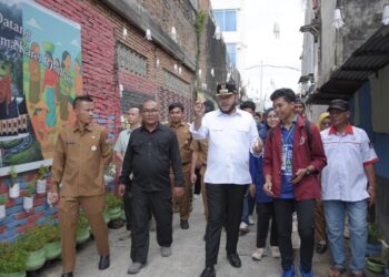 Wali Kota Padang Fadly Amran meninjau, pelaksanaan Verifikasi Lapangan Penilaian Padang Rancak Award Lomba Kebersihan dan Keindahan Lingkungan tingkat Rukun Tetangga (RT) se-Kota Padang, yang digelar Dinas Lingkungan Hidup (DLH) Kota Padang.(Foto:Ist)