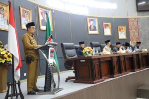 Sekwan DPRD Kota Padang Hendrizal Azhar saat menyampaikan laporannya pada sidang paripurna DPRD Kota Padang.