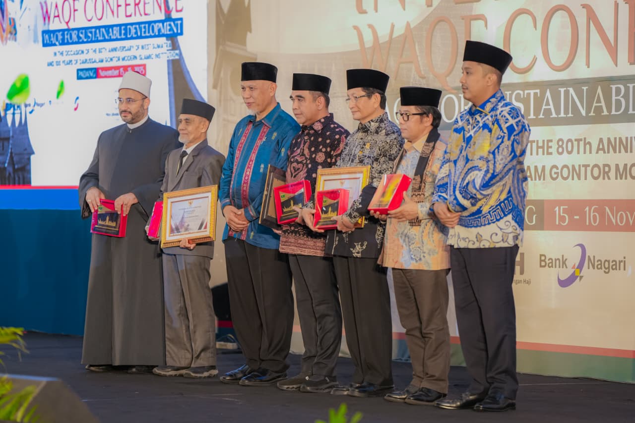Foto bersama usai pembukaan konferensi wakaf internasional.[foto : ist]