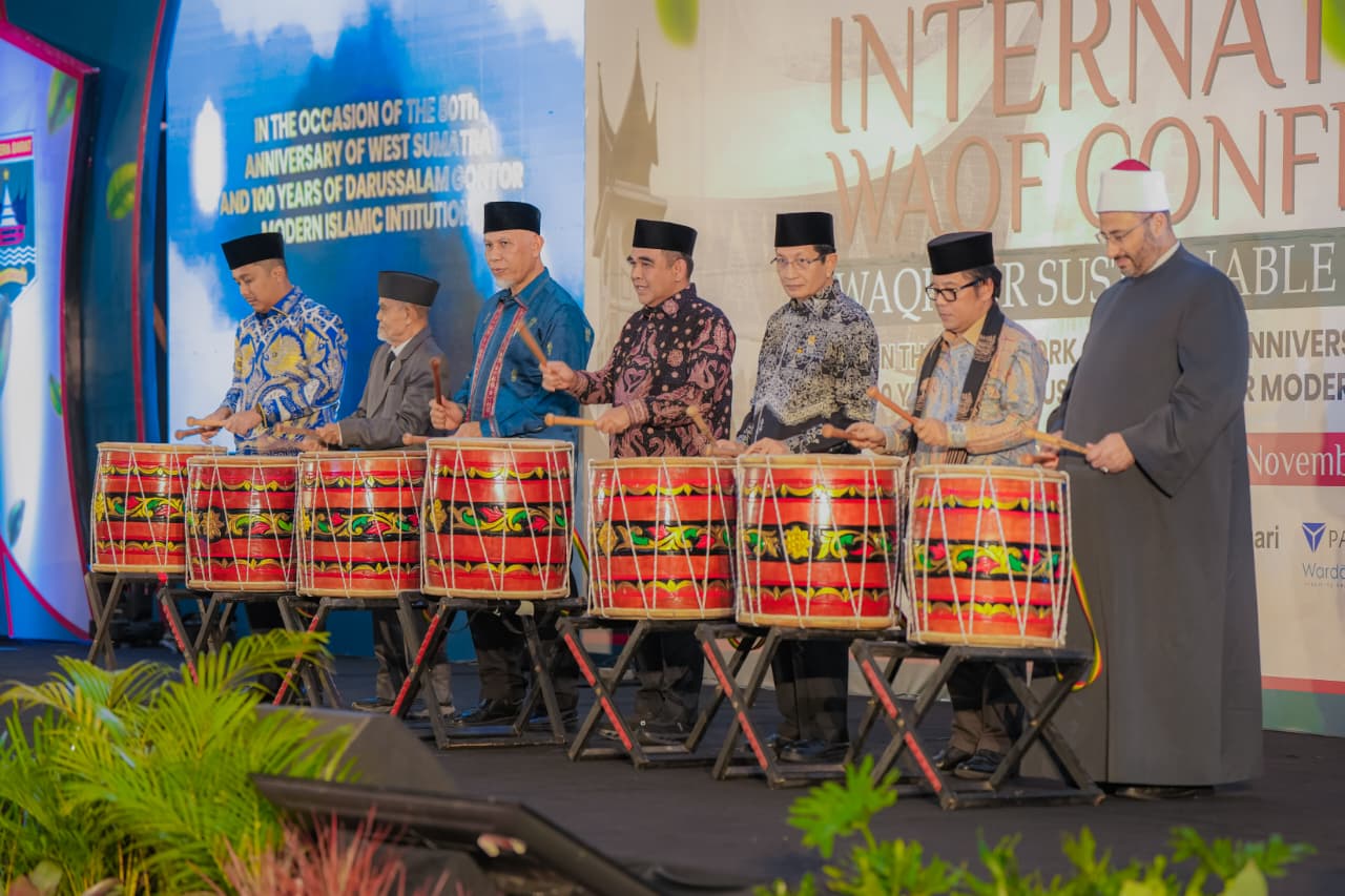 Pemukulan gendang tanda pembukaan wakaf internasional.[foto : ist]