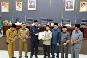 Wali Kota Padang Fadly Amran hadiri, Sidang Paripurna DPRD Kota Padang dengan agenda Penyampaian Pendapat Akhir Fraksi-Fraksi terhadap Rancangan Peraturan Daerah (Ranperda) tentang Anggaran Pendapatan dan Belanja Daerah (APBD) Kota Padang Tahun Anggaran 2026, Senin (24/11).