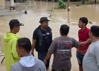 Firdaus, turun langsung meninjau lokasi banjir di Nagari Manggopoh, Kecamatan Ulakan, Selasa (25/11).[foto : ist]