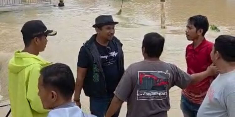 Firdaus, turun langsung meninjau lokasi banjir di Nagari Manggopoh, Kecamatan Ulakan, Selasa (25/11).[foto : ist]