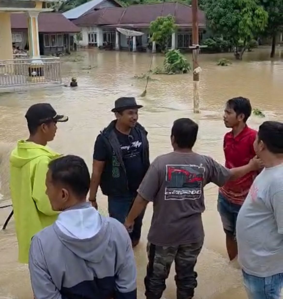 Firdaus, turun langsung meninjau lokasi banjir di Nagari Manggopoh, Kecamatan Ulakan, Selasa (25/11).[foto : ist]