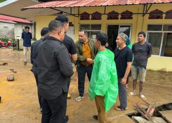 Yusri Latif saat meninjau banjir di Batu Busuk.[foto : ist]