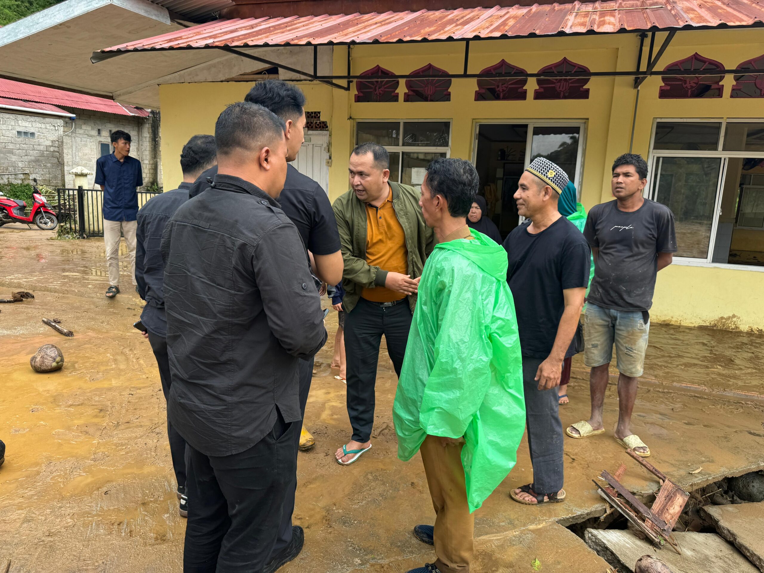 Yusri Latif saat meninjau banjir di Batu Busuk.[foto : ist]