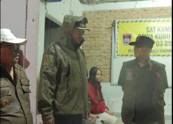 Wali Kota Padang Fadly Amran memantau langsung, kondisi wilayah terdampak banjir di Kota Padang, Selasa pukul 04.30 WIB dini hari (25/11). (Foto:Ist)