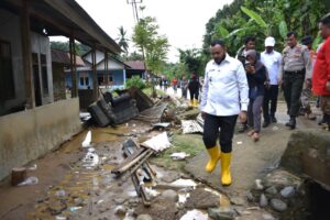 Wali Kota Padang mengunjungi korban banjir bandang yang terjadi di Kelurahan Lambung Bukik, Kecamatan Pauh, Rabu (26/11).(Foto: Ist)