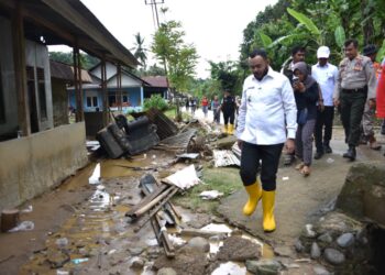 Wali Kota Padang mengunjungi korban banjir bandang yang terjadi di Kelurahan Lambung Bukik, Kecamatan Pauh, Rabu (26/11).(Foto: Ist)