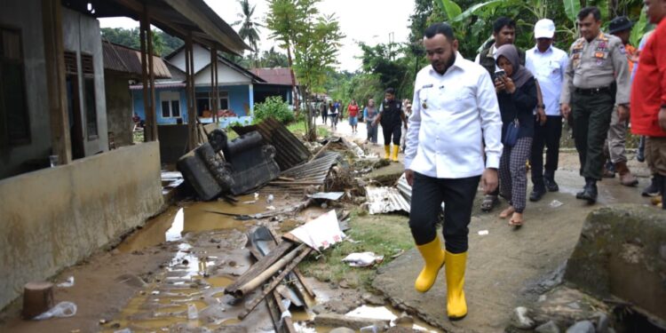 Wali Kota Padang mengunjungi korban banjir bandang yang terjadi di Kelurahan Lambung Bukik, Kecamatan Pauh, Rabu (26/11).(Foto: Ist)