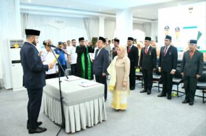 Prosesi pelantikan dan pengambilan sumpah jabatan berlangsung di Gedung Putih Kediaman Resmi Wali Kota Padang, Rabu (26/11), berdasarkan Keputusan Wali Kota Padang Nomor 797 Tahun 2025.