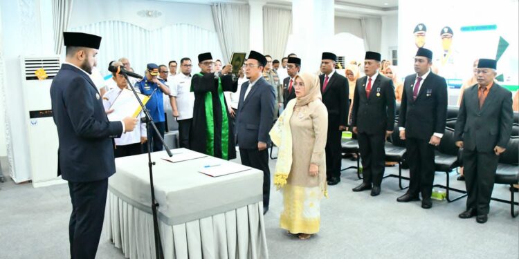 Prosesi pelantikan dan pengambilan sumpah jabatan berlangsung di Gedung Putih Kediaman Resmi Wali Kota Padang, Rabu (26/11), berdasarkan Keputusan Wali Kota Padang Nomor 797 Tahun 2025.