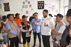 Walikota Padang Fadly Amran saat meninjau korban bencana banjir