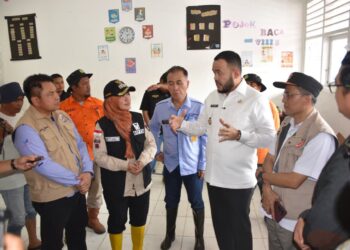 Walikota Padang Fadly Amran saat meninjau korban bencana banjir