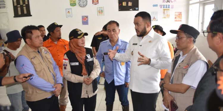 Walikota Padang Fadly Amran saat meninjau korban bencana banjir