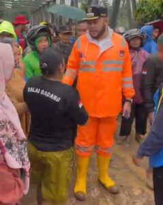 Fadly Amran ketika melakukan peninjauan langsung banjir bandang di Lubuk Minturun Kecamatan Koto Tangah, Kamis (27/11).(Foto: Ist)
