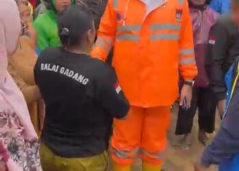 Fadly Amran ketika melakukan peninjauan langsung banjir bandang di Lubuk Minturun Kecamatan Koto Tangah, Kamis (27/11).(Foto: Ist)