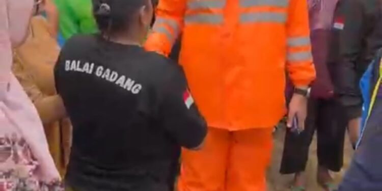 Fadly Amran ketika melakukan peninjauan langsung banjir bandang di Lubuk Minturun Kecamatan Koto Tangah, Kamis (27/11).(Foto: Ist)