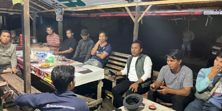 Firdaus Tinjau Dapur Umum dan Serahkan Bantuan untuk Korban Banjir di Sintuk Toboh Gadang