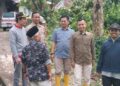 Anggota DPRD Tanah Datar dari Fraksi PKB, Yonnarlis, turun langsung ke lokasi bencana di Jorong Pincuran 7, Nagari Batipuah Baruah, Jumat (28/11). [foto : ist]