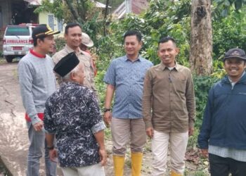 Anggota DPRD Tanah Datar dari Fraksi PKB, Yonnarlis, turun langsung ke lokasi bencana di Jorong Pincuran 7, Nagari Batipuah Baruah, Jumat (28/11). [foto : ist]