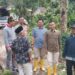 Anggota DPRD Tanah Datar dari Fraksi PKB, Yonnarlis, turun langsung ke lokasi bencana di Jorong Pincuran 7, Nagari Batipuah Baruah, Jumat (28/11). [foto : ist]