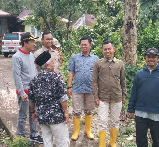 Anggota DPRD Tanah Datar dari Fraksi PKB, Yonnarlis, turun langsung ke lokasi bencana di Jorong Pincuran 7, Nagari Batipuah Baruah, Jumat (28/11). [foto : ist]