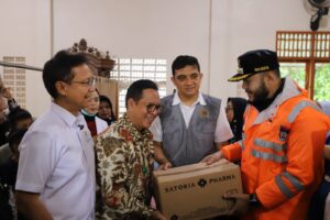 Wali Kota Padang  Fadly Amran, mendampingi kunjungan Menteri Kesehatan Republik Indonesia, Budi Gunadi Sadikin, ke Posko Korban Terdampak Banjir di Lubuk Minturun, Kecamatan Koto Tangah, Jumat (28/11).(Foto:Ist)
