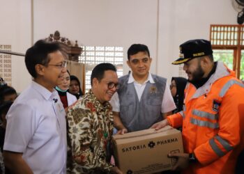 Wali Kota Padang Fadly Amran, mendampingi kunjungan Menteri Kesehatan Republik Indonesia, Budi Gunadi Sadikin, ke Posko Korban Terdampak Banjir di Lubuk Minturun, Kecamatan Koto Tangah, Jumat (28/11).(Foto:Ist)
