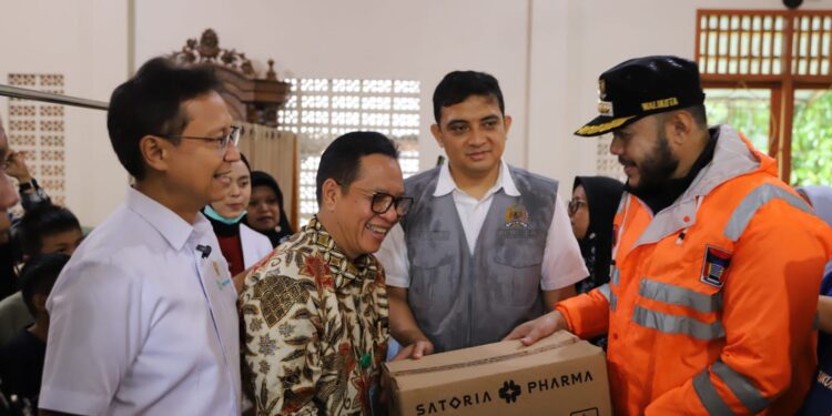 Wali Kota Padang Fadly Amran, mendampingi kunjungan Menteri Kesehatan Republik Indonesia, Budi Gunadi Sadikin, ke Posko Korban Terdampak Banjir di Lubuk Minturun, Kecamatan Koto Tangah, Jumat (28/11).(Foto:Ist)
