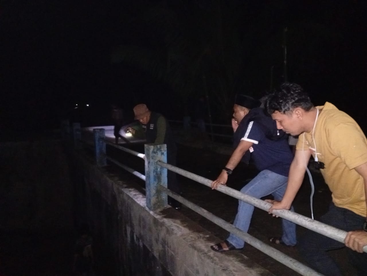 Anggota DPRD Sumbar, Fraksi PKB, Donizar saat meninjau kondisi Jembatan Ampang Gadang, Nagari Panti Selatan, Kecamatan Panti, Kabupaten Pasaman yang tertutup material. Sabtu malam, (30/11).[foto : ist]