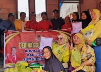 SOKSI Salurkan Seragam Sekolah untuk Anak Korban Banjir dan Longsor di Padang