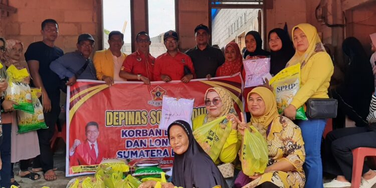 SOKSI Salurkan Seragam Sekolah untuk Anak Korban Banjir dan Longsor di Padang