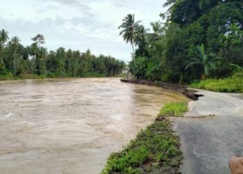 Jalan Water Front City di sepanjang jalur sungai Batang Mangau, di Desa Pasir Sunur, Kecamatan Pariaman Selatan, Kota Pariaman amblas.[foto ; sci/yrp)