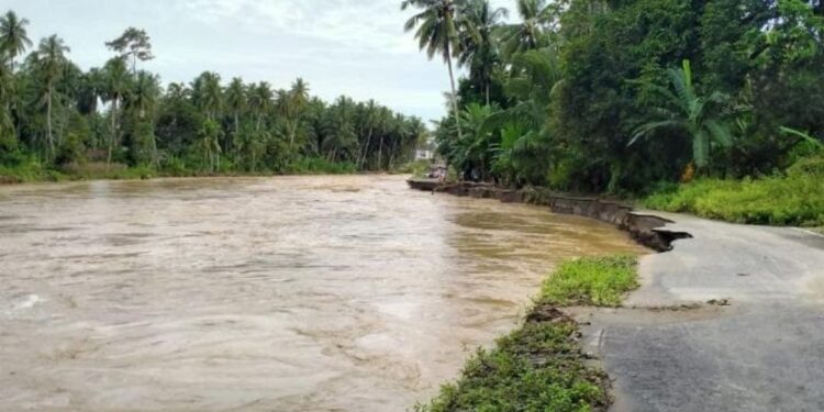 Jalan Water Front City di sepanjang jalur sungai Batang Mangau, di Desa Pasir Sunur, Kecamatan Pariaman Selatan, Kota Pariaman amblas.[foto ; sci/yrp)
