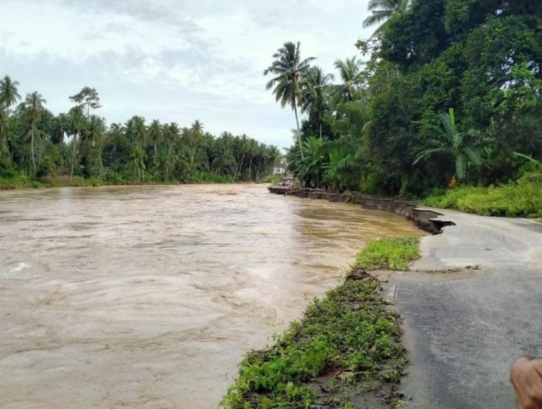 Jalan Water Front City di sepanjang jalur sungai Batang Mangau, di Desa Pasir Sunur, Kecamatan Pariaman Selatan, Kota Pariaman amblas.[foto ; sci/yrp)