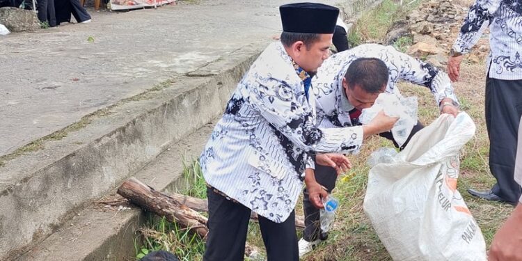 Wabup Solok Pimpin Aksi Bersih-Bersih pada Peringatan HUT PGRI dan Hari Guru Nasional 2025