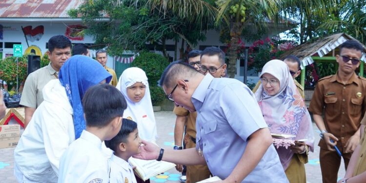 Wali Kota Bukittinggi Serahkan Bantuan untuk Pelajar Korban Kebakaran di Birugo