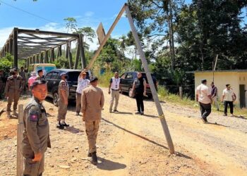 Portal Pembatas Jalan Milik Pemkab Dharmasraya Rusak, Diduga Dihantam Truk Berat PT BRM