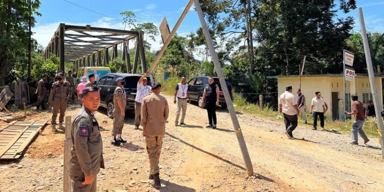 Portal Pembatas Jalan Milik Pemkab Dharmasraya Rusak, Diduga Dihantam Truk Berat PT BRM