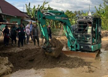 Rico Alviano Turunkan Alat Berat Bersihkan Material Banjir di Gurun Laweh