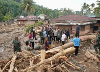 Bupati Solok Tinjau Lokasi Banjir Bandang dan Serahkan Bantuan di Nagari Koto Sani