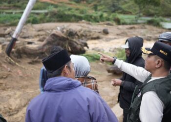 Bupati Solok Tinjau dan Salurkan Bantuan ke Lokasi Terdampak Banjir dan Tanah Longsor